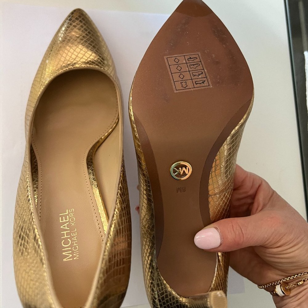 Pointed Toe Golden Pump - Picture 3 of 4